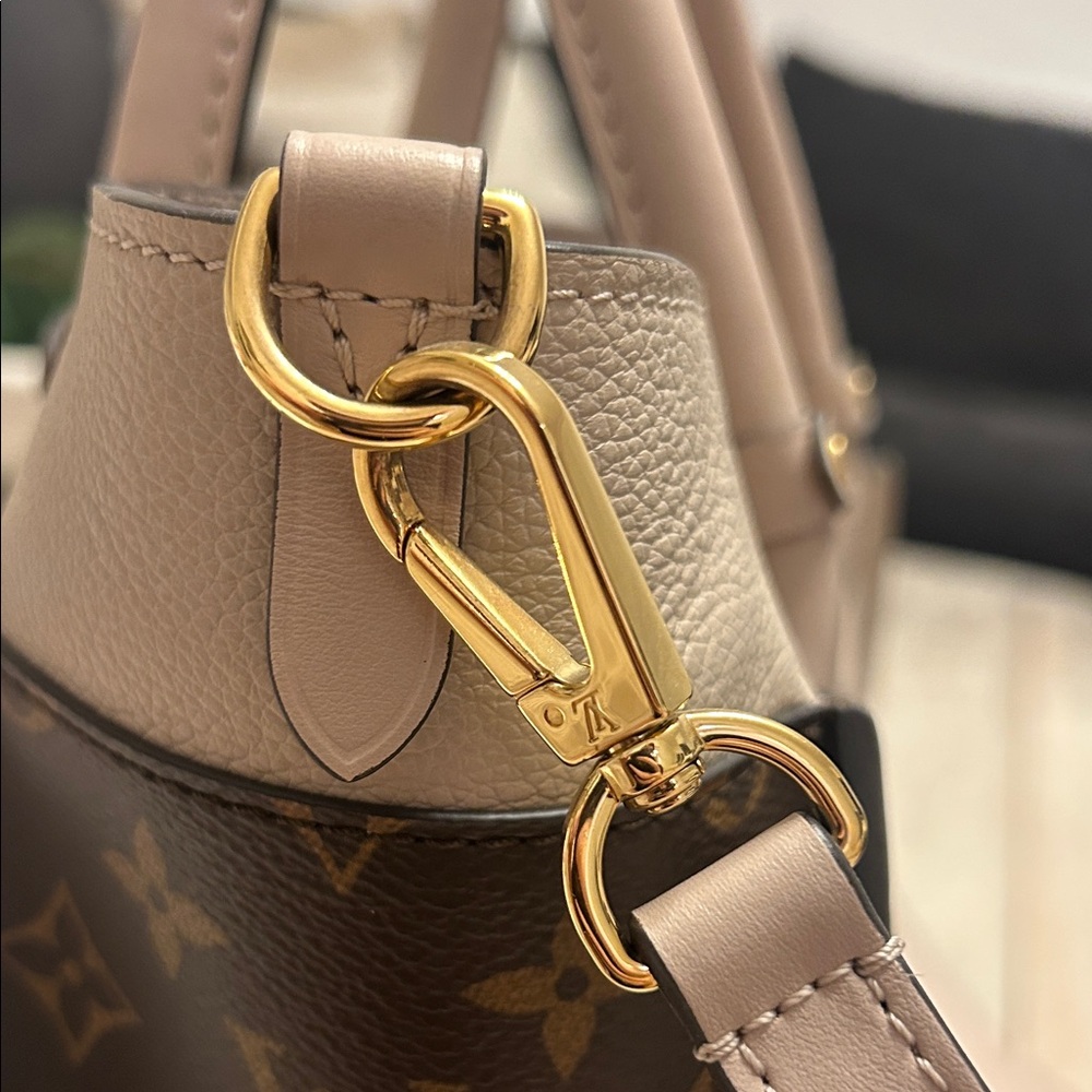 Louis Vuitton On my Side PM Greige - Picture 9 of 13
